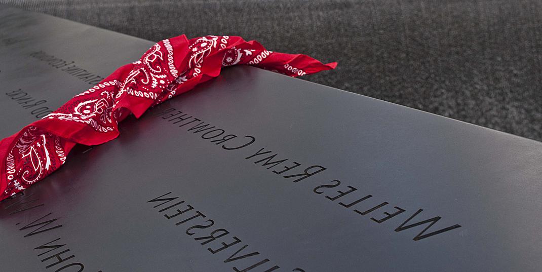 9-11纪念碑上的红色大手帕